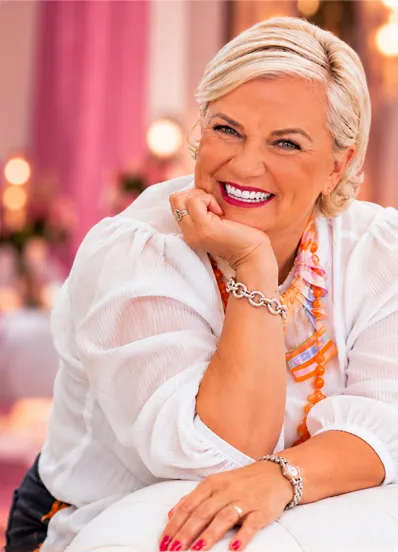 Meike Buschening-Kaffenberger lächelnd im Brautmodengeschäft